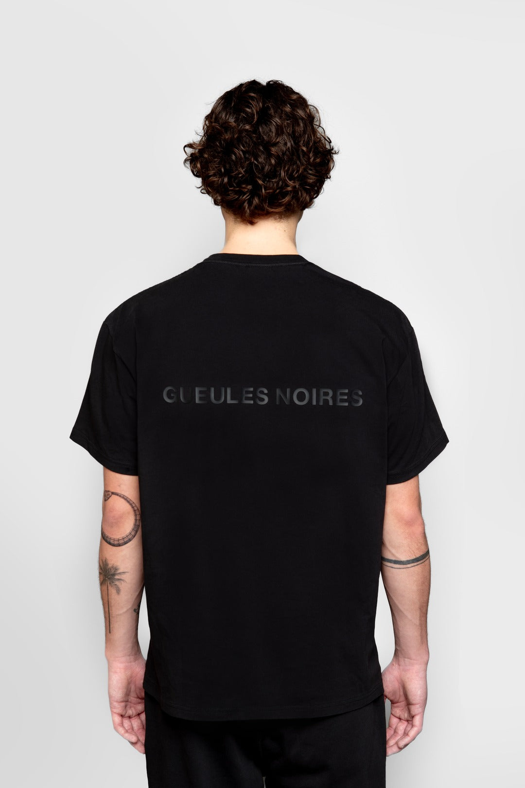 tshirt noir minimaliste gueules noires coupe moderne